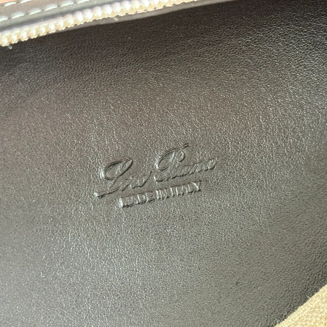 p1160💋💋💋【Original leather all-steel configuration counter complete package】 𝐋𝐨𝐫𝐨 𝐏𝐢𝐚𝐧@ Extra pocket L19 series handbag/crossbody bag The most comfortable life is when it is not defined, just like loro The material design of pian@ does not require complicated design styles. The simple and soft outline is elegant and durable, like an exquisite cosmetic case, which perfectly balances appearance and functionality. The leather is delicate and feels as soft as butter. The small bag has a large capacity. It is not only portable with a thin shoulder strap, but can also be worn cross-body. Sisters who have a special liking for minimalist style can buy it. It is simple and versatile. The simpler, the more different. Stars and Instagram celebrities are all planting it. There are two sizes of 19 cm and 27 cm. One is exquisite and casual, and the other is elegant and grand. Size: Small: length 19×width 7×height 12cm (